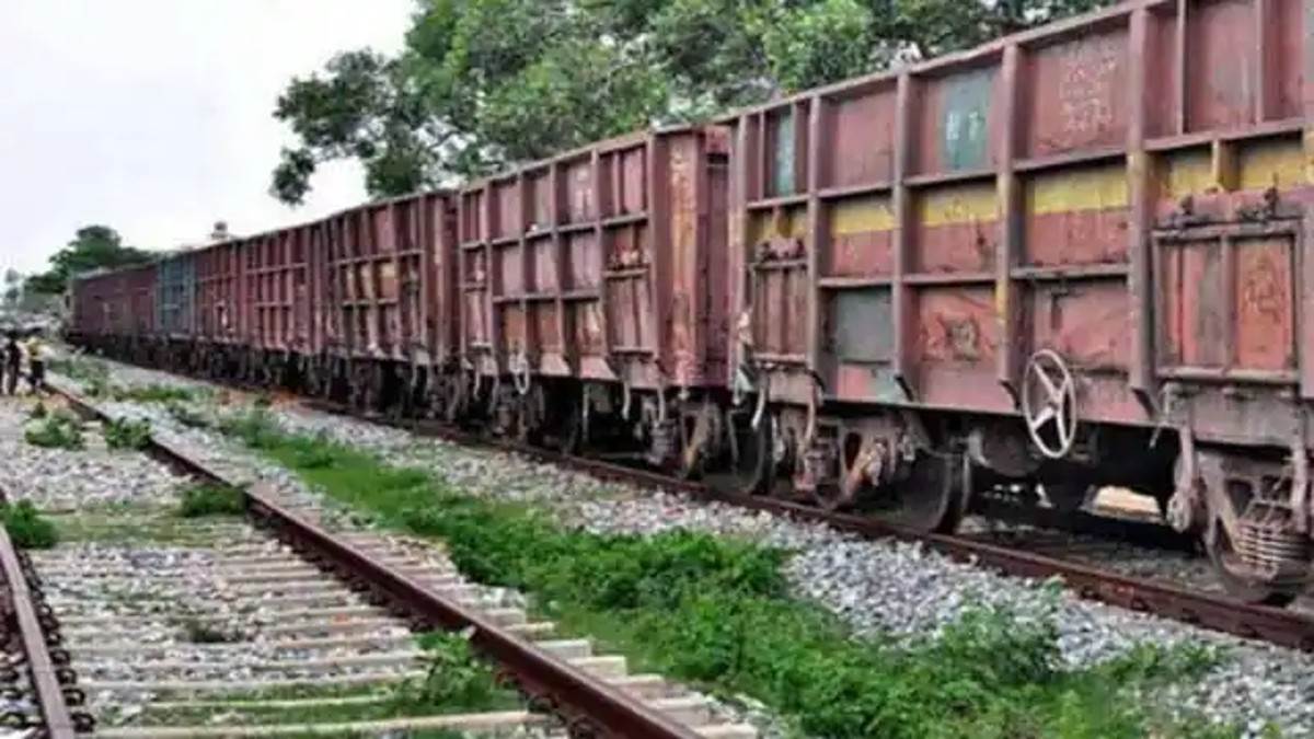 गजब है Indian Railways के यह ड्राइवर, गार्ड, डियूटी खत्म हुई तो रेल फाटक पर मालगाड़ी छोड़ चले गए