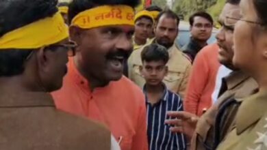 नेता जी और महिला TI के बीच तीखी बहस, फिर कांग्रेसी बैठे धरने पर, देखें Video