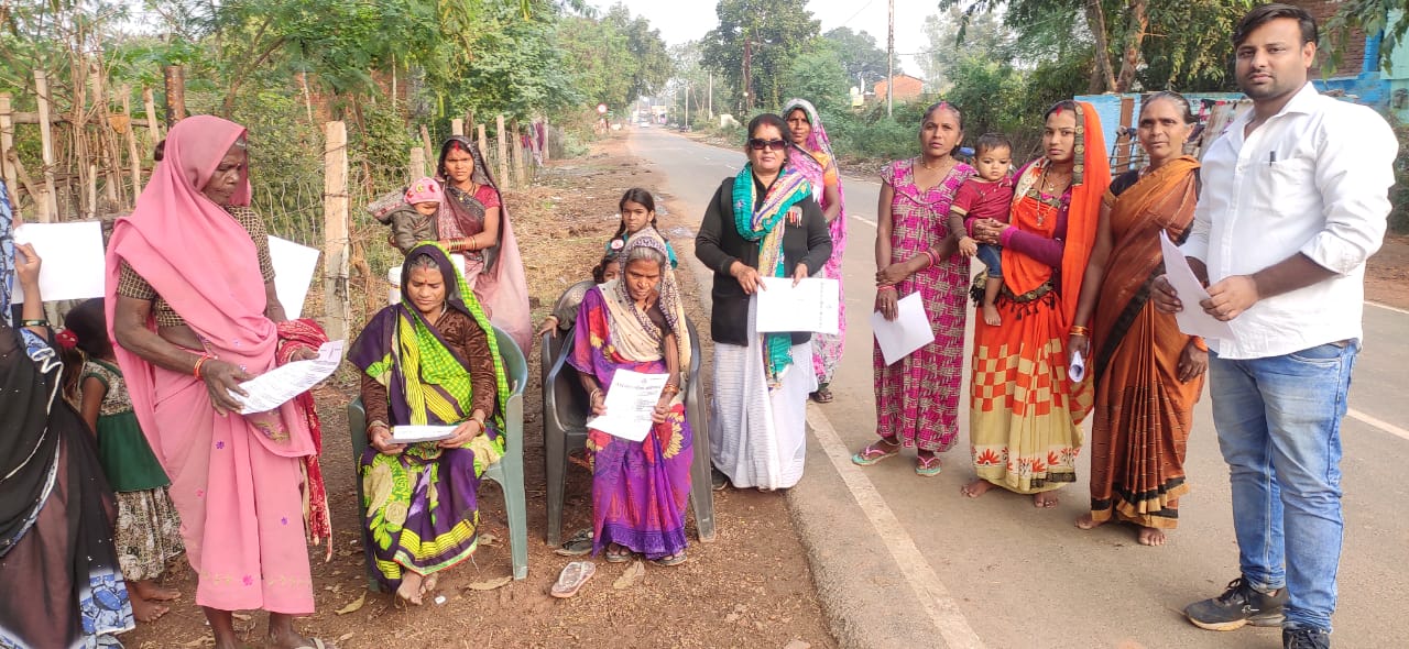 विभिन्न ग्रामीण क्षेत्रों में होने वाली नेशनल लोक अदालत में आपसी मतभेदों को भुलाकर समाधान करने हेतु समाजसेवी व अधिवक्ता रेखा अंजू तिवारी द्वारा लोगों के बीच जनसंपर्क अभियान