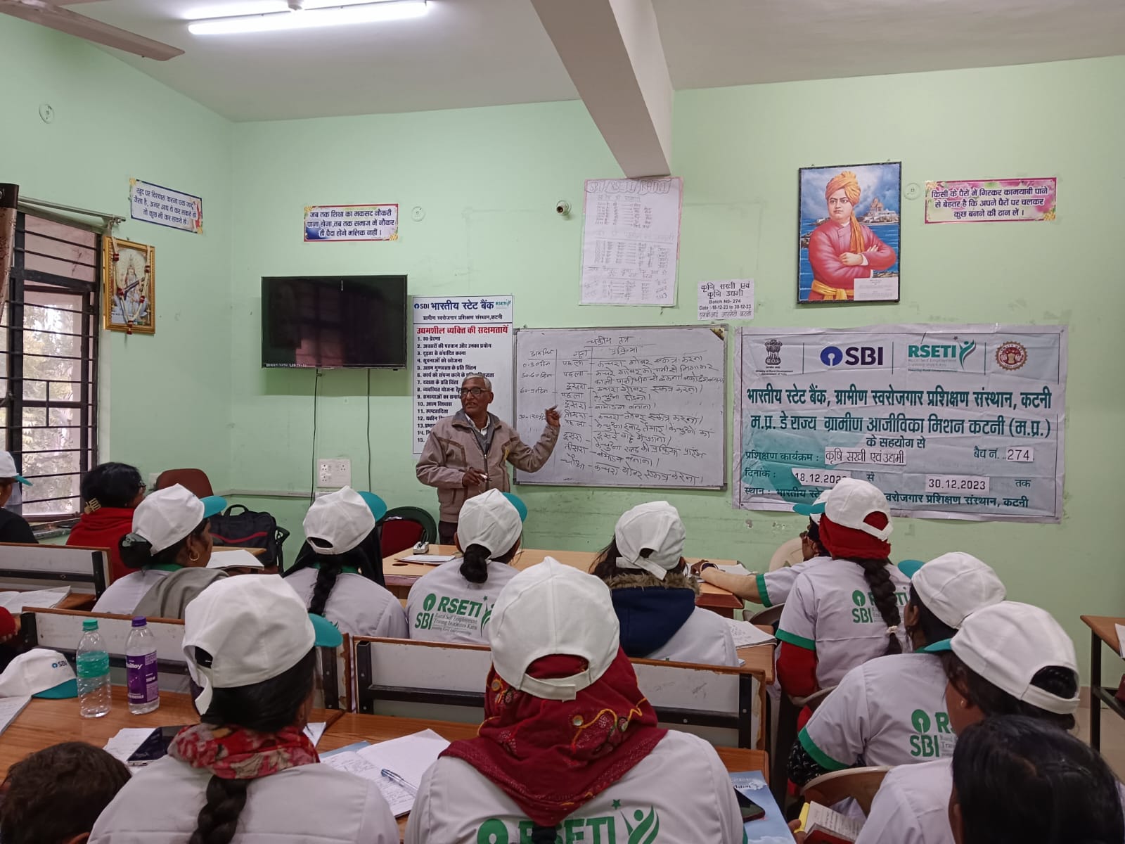 महिलाओं को जैविक फफूंद नाशक एवं जैव उर्वरक के उपयोग का दिया गया प्रशिक्षण