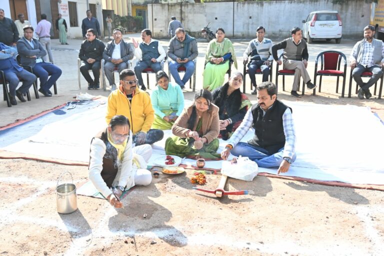 के.सी.एस स्कूल में जिला खनिज प्रतिष्ठान मद से बनेगी लाइब्रेरी, महापौर और निगमाध्यक्ष ने किया भूमिपूजन