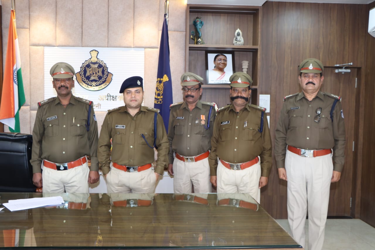 Police Promotion कटनी पुलिस में 6 सहायक उपनिरीक्षकों के हुए प्रमोशनः एसपी अभिजीत रंजन ने लगाए स्टार, बेहतर कार्य करने की जताई उम्मीद