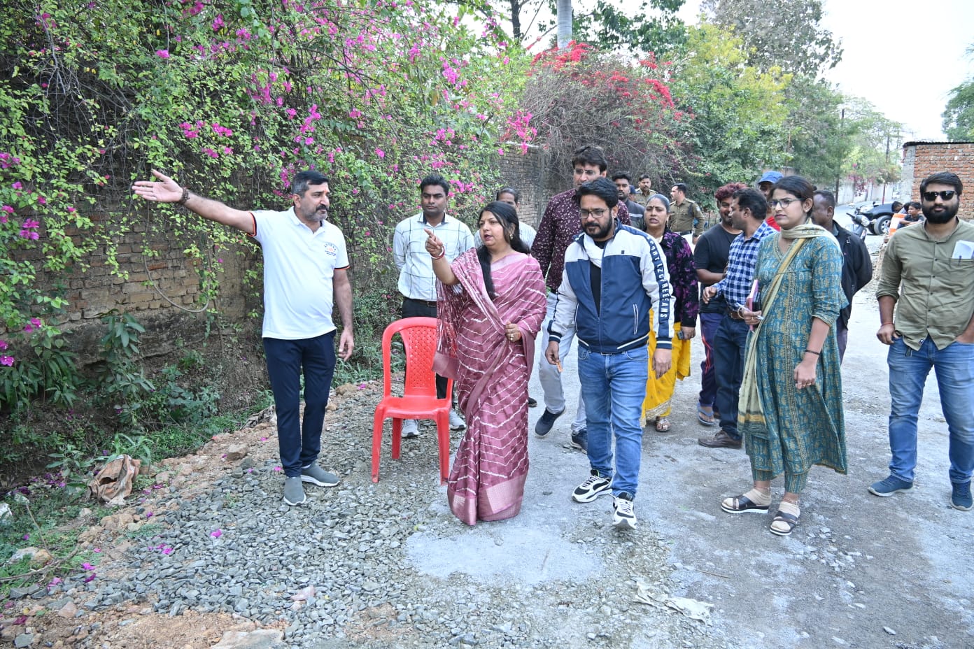 अवैध निर्माण पर नगर निगम ने की कार्यवाही ,बुलडोजर से ढहाया निर्माण आवागमन में होगी सुविधा वार्ड वासियों ने जताया महापौर प्रीति संजीव सूरी एवं स्थानीय पार्षद श्याम पंजवानी का आभार