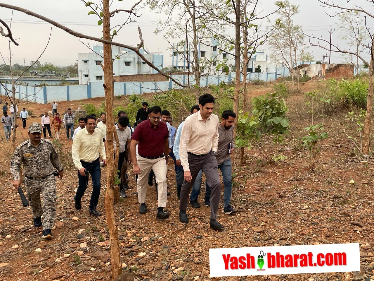 कलेक्टर अवि प्रसाद ने पहाड़ी में बारिश से भींगते हुए गुरूत्वाकर्षण के नियम से संचालित 720 किलो लीटर क्षमता की मास्टर बैलेंसिंग रिजर्वायर टंकी को देखा