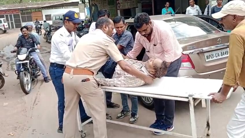 बैल से टकराया बाइक सवार, पुलिस कर्मी की मदद से पहुँचा अस्पताल