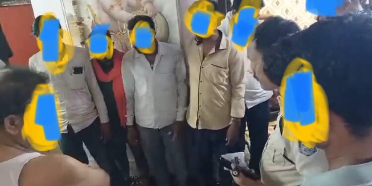 कैमोर के खलवारा बाजार में जुआं फड़ में पुलिस ने दी दबिश, 77 हजार नगद सहित आठ जुआड़ी पकड़े