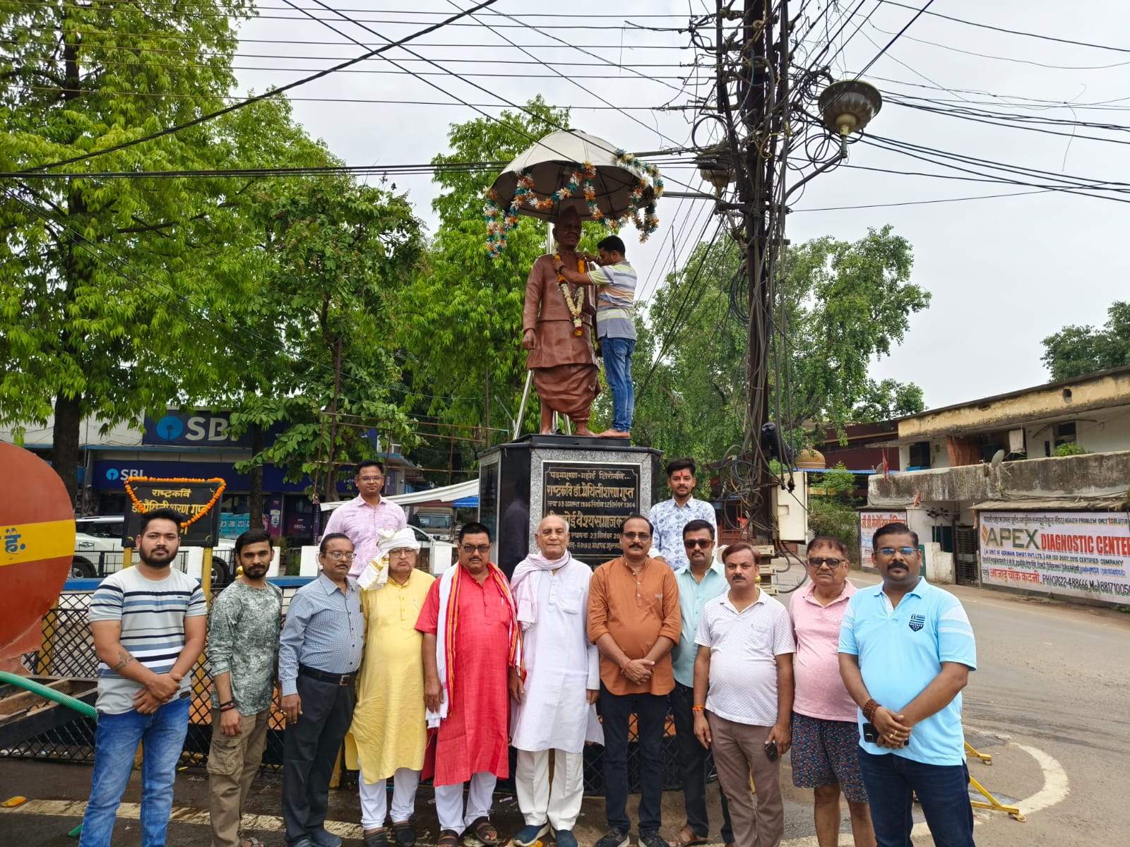 वैश्य महासम्मेलन युवा इकाई कटनी द्वारा भारत की नई सरकार गठन पर चलाया गया स्वच्छता अभियान एवं मिष्ठान वितरण