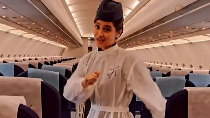 Air Hostess Viral : जी हा ! एयर हॉस्टेस ने की ऐसी हरकत वाला काम की हो गये सब हैरान