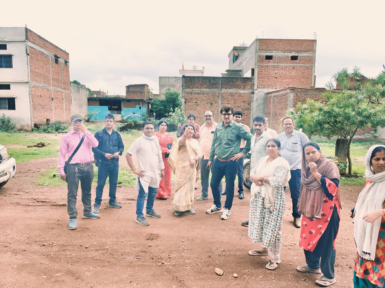 महापौर प्रीति संजीव सूरी द्वारा शनि मंदिर तालाब एवं रोशन नगर क्षेत्र का किया निरीक्षण