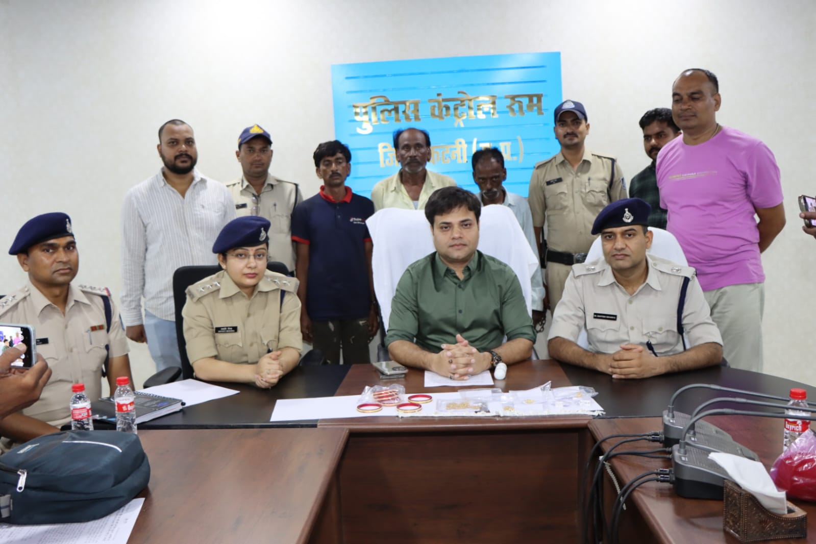 थाना माधवनगर पुलिस द्वारा बड़ी चोरी का किया खुलासा, आरोपियों से लगभग साढ़े पांच लाख रूपये के बरामद किये गये सोने चांदी के जेवरात