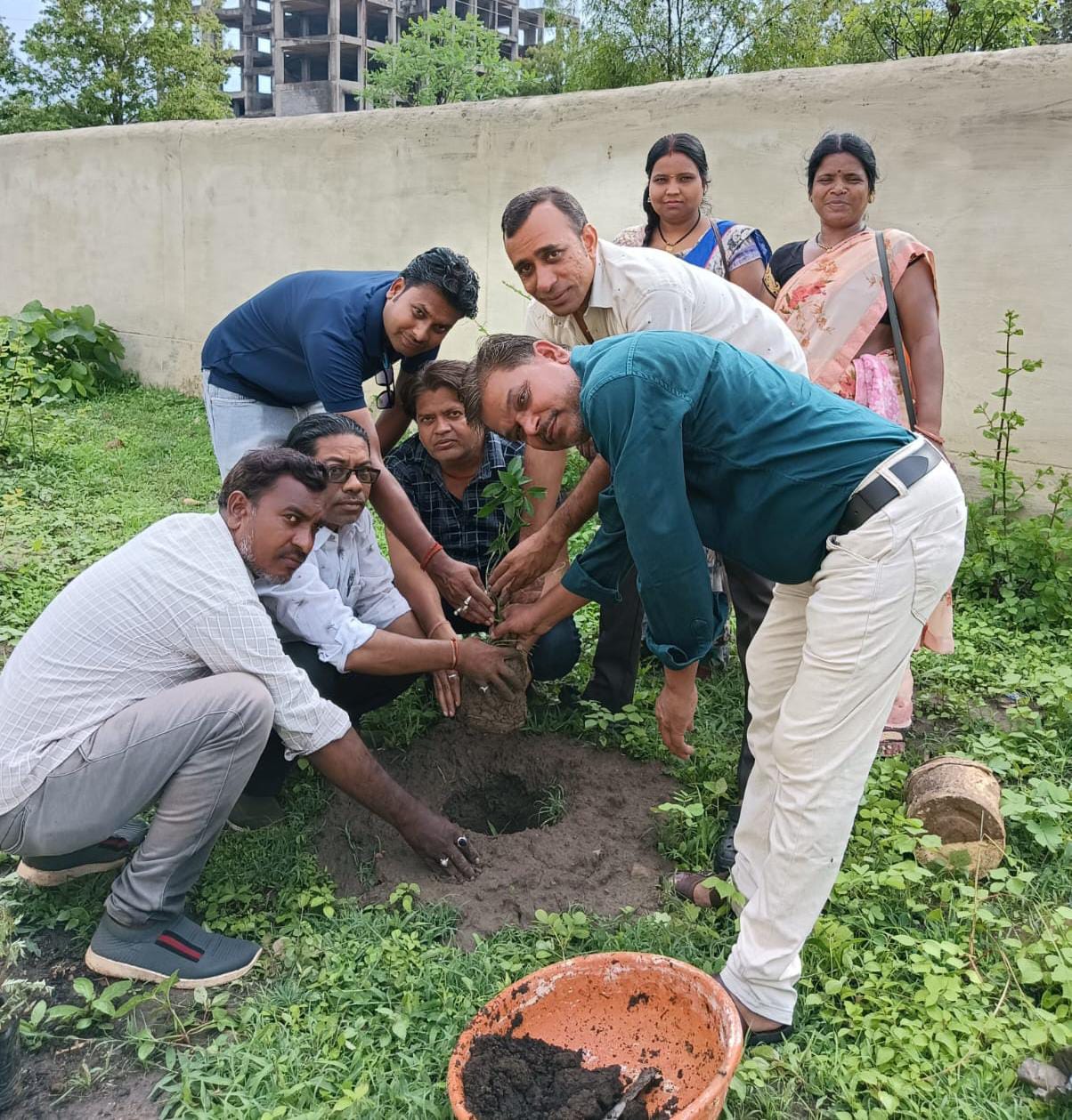 मध्यप्रदेश लघु वेतन कर्मचारी संघ पदाधिकारियों ने लगाए डाइट कटनी के छात्रावास परिसर में पौधे