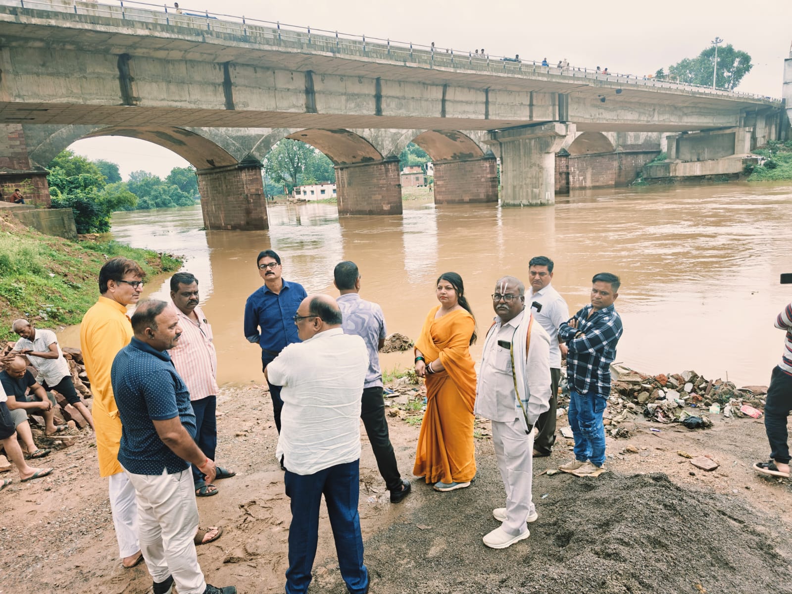 नदी के बढ़ते जल स्तर को देख महापौर ने लिया नदी घाटों का जायजा, बाढ़ संभावित क्षेत्रों में सतत निगाह रखने अधिकारियों को दिए निर्देश