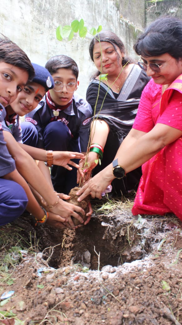 विद्यालोक फाउंडेशन द्वारा बार्डस्ले स्कूल में किया गया वृक्षारोपण