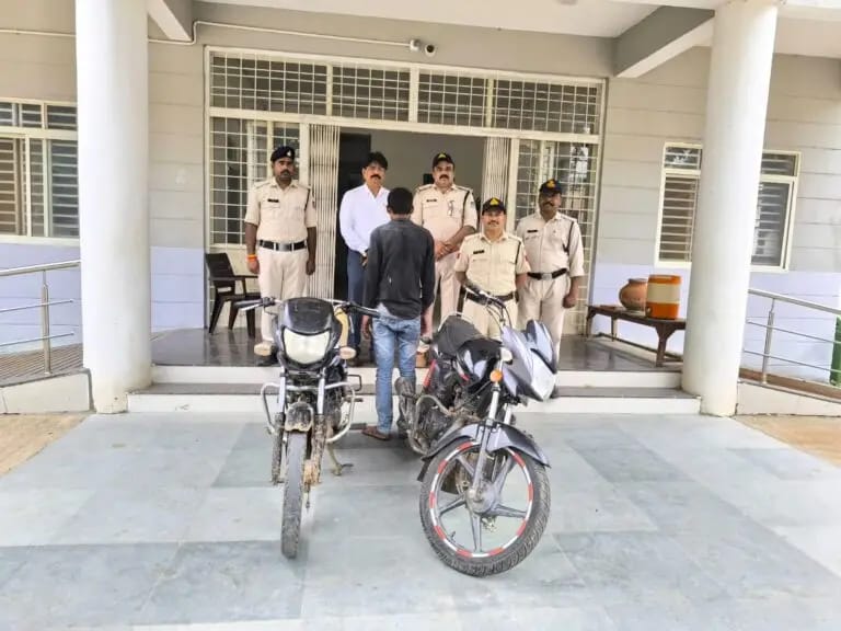 बिना नम्बर की बाइक चलाते वाहन चेकिंग में पुलिस ने पकड़ा बाइक चोर, झाड़ियों के पीछे छुपाई थी एक और मोटरसाइकिल