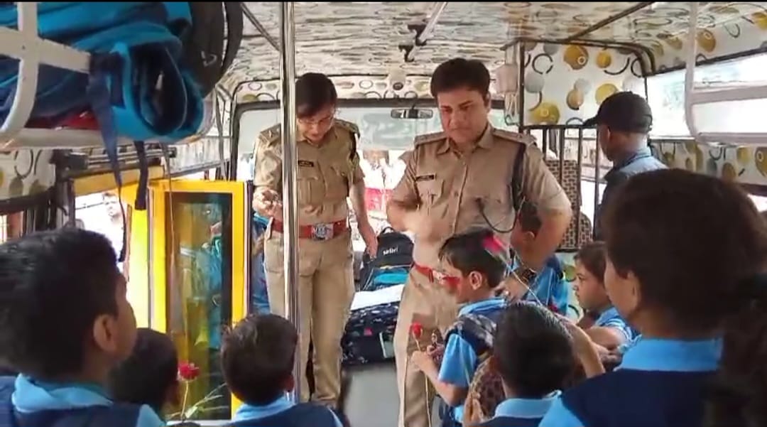 स्कूली बच्चो की सुरक्षा के प्रति पुलिस प्रशासन ने जारी किया यतायात हेल्प लाइन नम्बर, पुलिस अधीक्षक व यातायात पुलिस स्टाफ समेत बच्चो को गुलाब व टाफ़ी बाटे