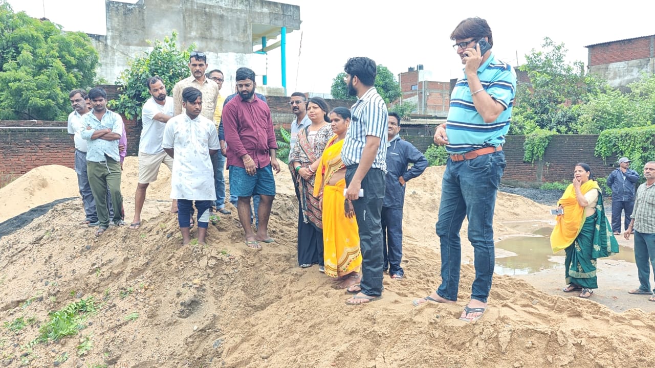 कैलवारा फाटक गायत्री मंदिर में हनुमान मंदिर कुएँ में धँसने की घटना सुन महापौर प्रीति संजीव सूरी घटना स्थल पहुँच मौके का लिया जायज़ा