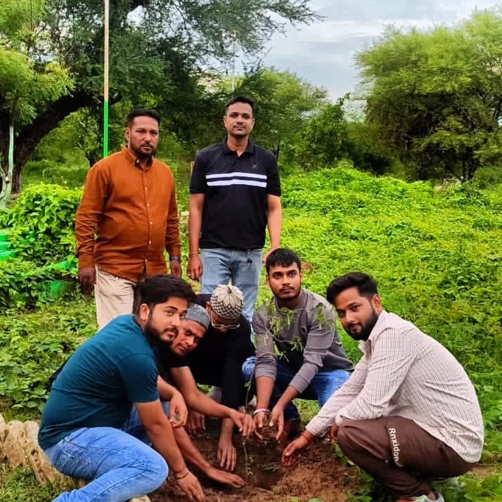 विद्यालोक सेवा फाउंडेशन का वृक्षारोपण कार्यक्रम कब्रिस्तान कटनी में