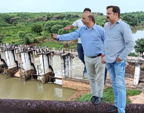 निगमाध्यक्ष मनीष पाठक पहुचे बैराज,स्टाप डेम गेट के संबंध में ली विस्तृत जानकारी प्र.कार्यपालन यंत्री को अतिशीघ्र कार्यवाही करानें के दिए निर्देश