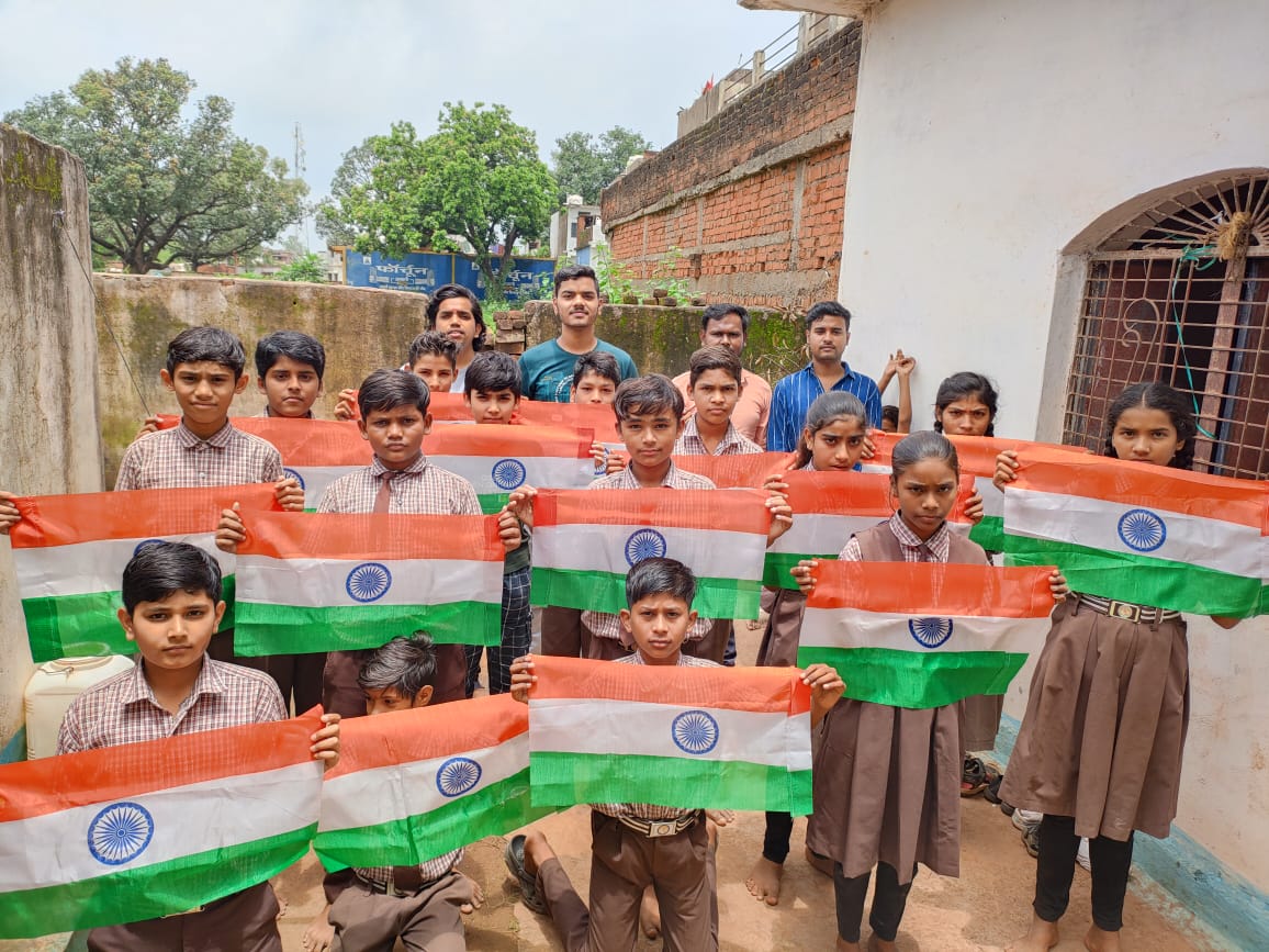 संकल्प समूह के युवाओं ने छात्र छात्राओं के बीच तिरंगे के बारे में जागरूकता अभियान चलाया