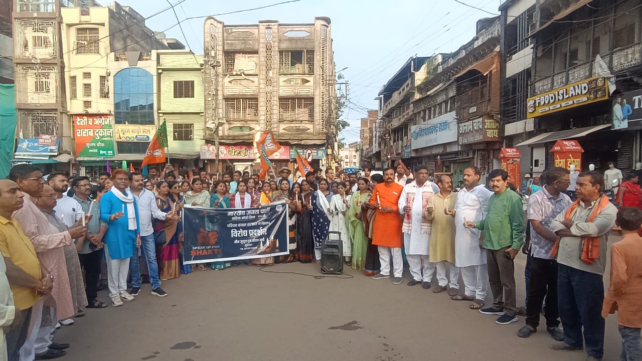 महिला डॉक्टर से हैवानियत करने वाले दोषियों को बचा रही बंगाल की ममता सरकार: दीपक सोनी टण्डन,महिला मोर्चा ने कोलकाता की घटना को लेकर निकाला मौन कैंडल जुलूस