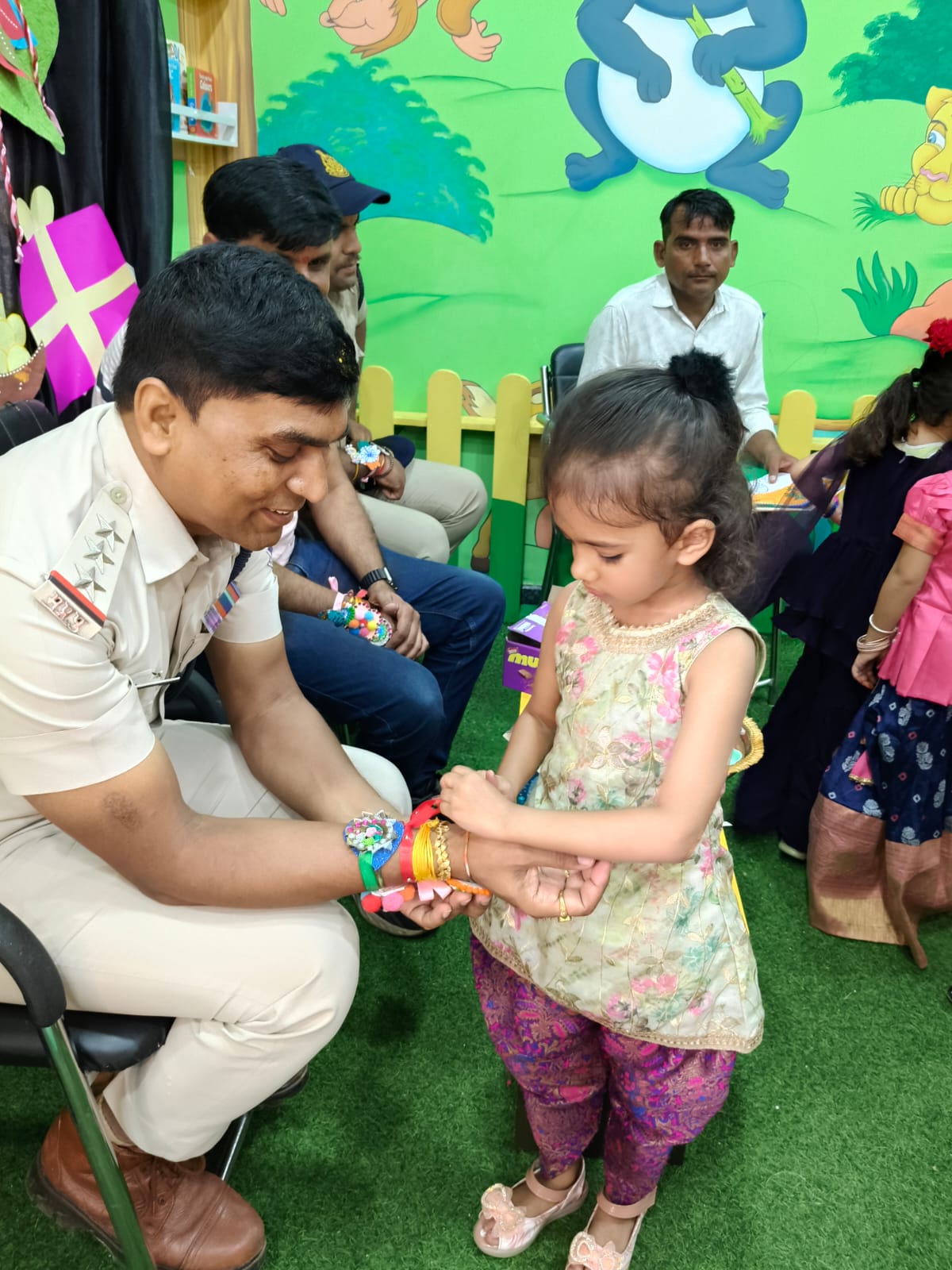 रक्षाबंधन के अवसर पर सेमरॉक्स स्माल वंडर्स स्कूल में थाना प्रभारी अनूप सिंह ठाकुर ने बच्चों से बंधवाई राखी