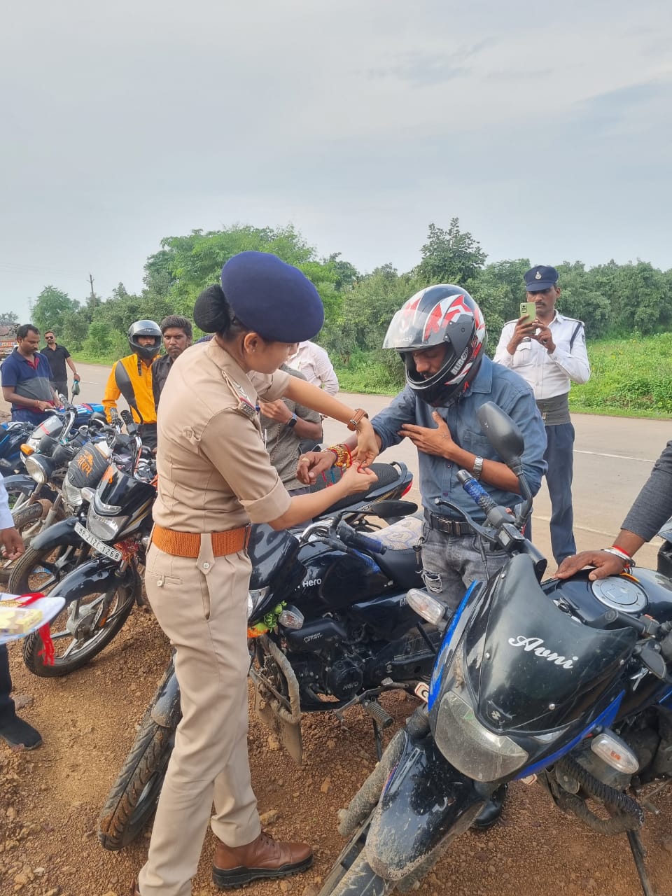 यातायात चौकी प्रभारी ने रक्षाबंधन पर राखी बांध कर लिया यातायात नियमों का पालन करने का वचन