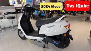 छोरियो का दिल चुराने आया TVS IQube EV स्कूटर, कम कीमत में देंगी 150km की जबरदस्त रेंज