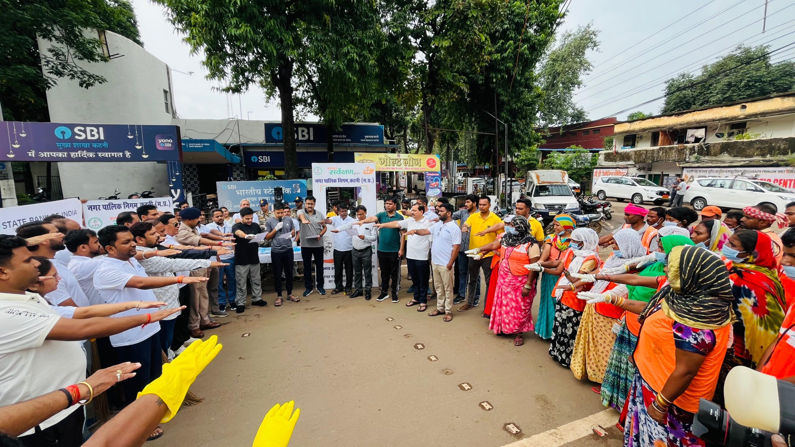 स्वच्छता ही सेवा अभियान के तहत कलेक्टर एवं एस.पी ने श्रमदान कर दिया स्वच्छता का संदेश