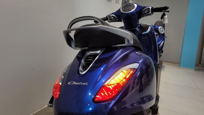 तूफानी लुक के साथ धूम मचा रही Bajaj Chetak Blue 3202 , बहुत ही कम कीमत पर मिलेगी पावरफुल बैटरी