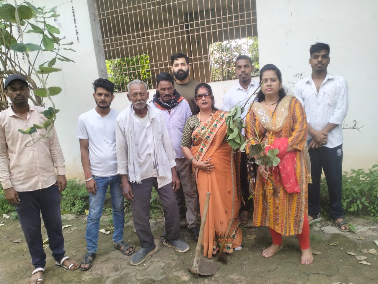 पितृदेव पूर्वजों का आशीर्वाद और मार्गदर्शन हमेशा मिलता रहे, समाजसेवी व अधिवक्ता रेखा अंजू तिवारी के नेतृत्व मे मुक्तिधाम मे किया पौधारोपण कार्य