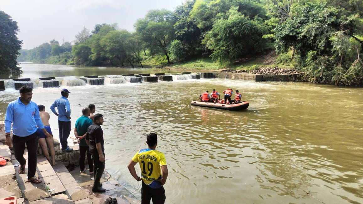 ब्रेकिंग: स्कूल से गोल मार कर गए नदी घूमने एक छात्र की हुई मौत, कटाए घाट में हुई घटना