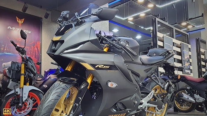 आकर्षक लुक में बवाल फीचर्स के साथ आई Yamaha R15 V4 , लड़कियों को कर रही आकर्षित