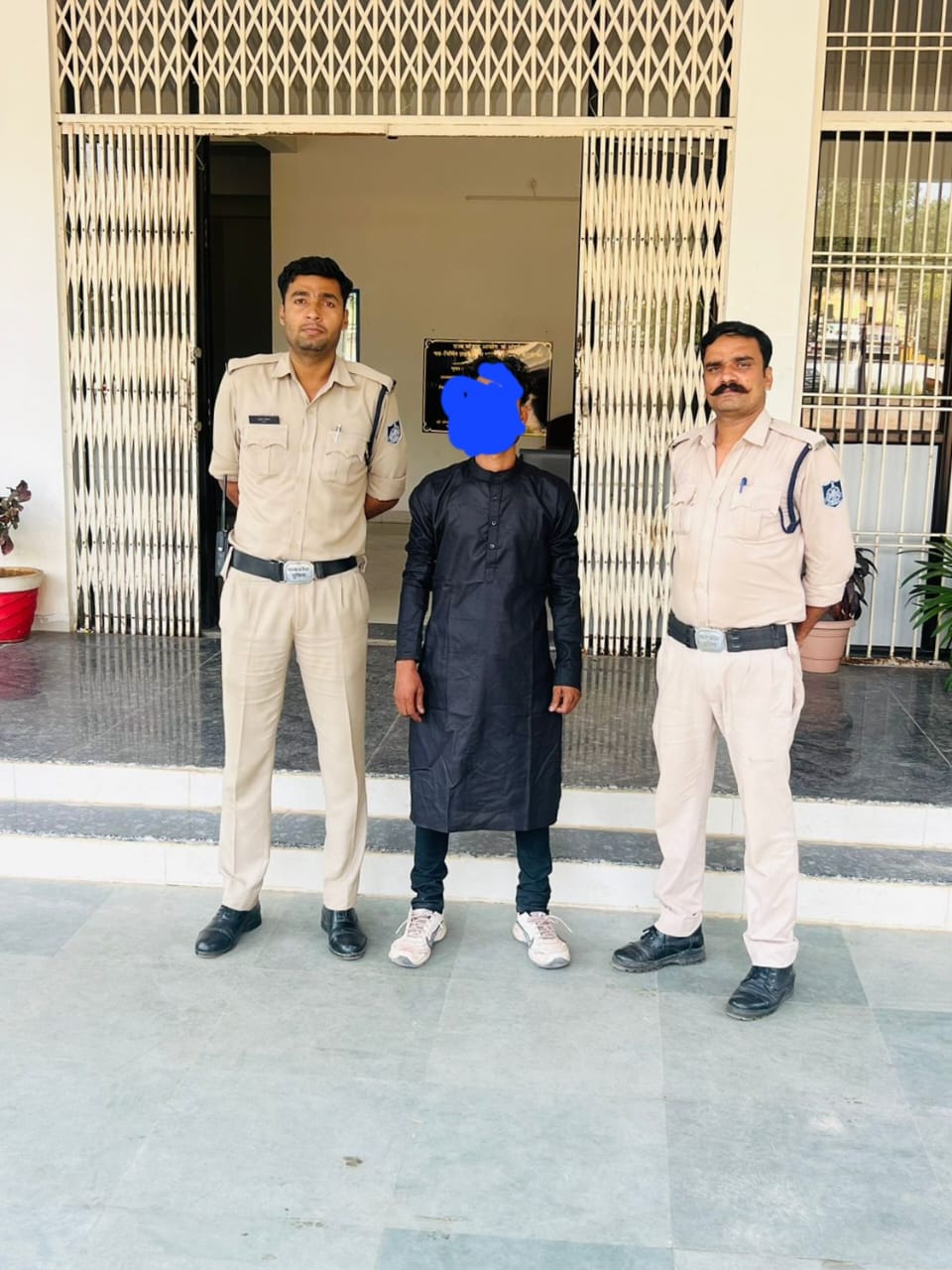 दशहरा चल समारोह के दौरान कोतवाली पुलिस रही मुस्तैद दहशत फैलाने की नियत से कट्टा लेकर घूम रहे आरोपी को देशी कट्टे व जिंदा कारतूस के साथ किया गिरफ्तार