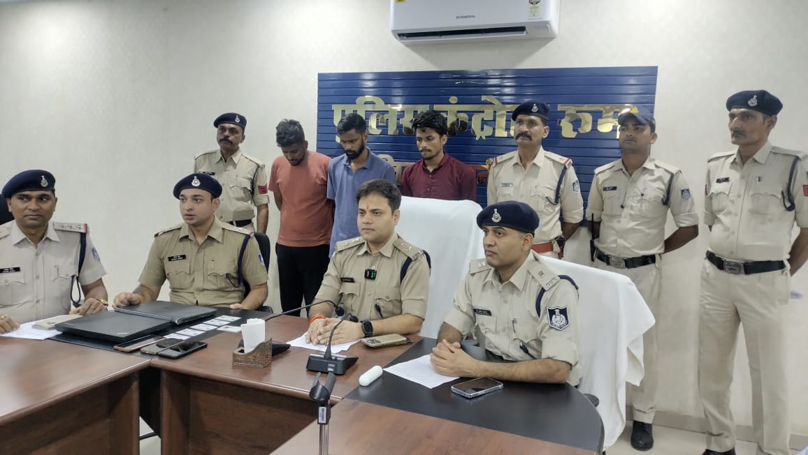 फर्जी आधार कार्ड बनाकर परीक्षार्थी की जगह कोई ओर दे रहा था पेपर पुलिस ने चार लोगो को किया गिरफ्तार मोबाइल लेपटॉप आधार कार्ड किया जप्त