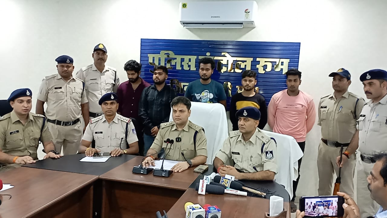 लाल बत्ती वाहन मे केक काटने ओर हवाई फायर करने वाले पांच युवकों को पुलिस ने पकड़ा, सोशल मीडिया इन्फ्लुएंसर भी गिरफ्त मे