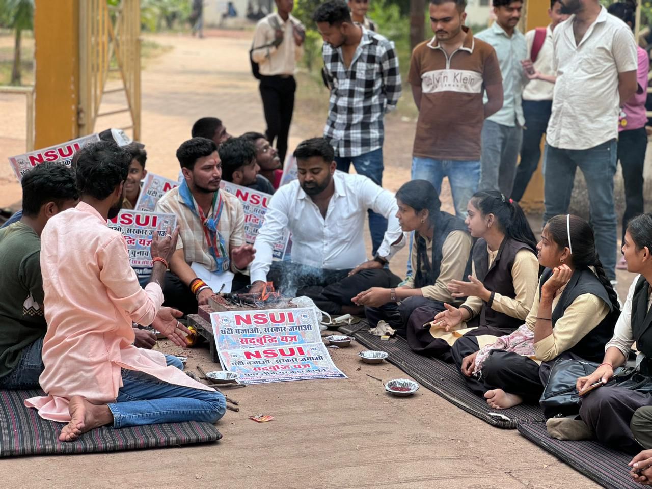 सद्बुद्धि यज्ञ एवं घंटी बजाकर भाजपा सरकार को जगाएँगे-एनएसयूआई, तिलक कालेज के समक्ष सद्बुद्धि यज्ञ एवं घंटी बजाकर सरकार को जगाने को लेकर प्रदर्शन