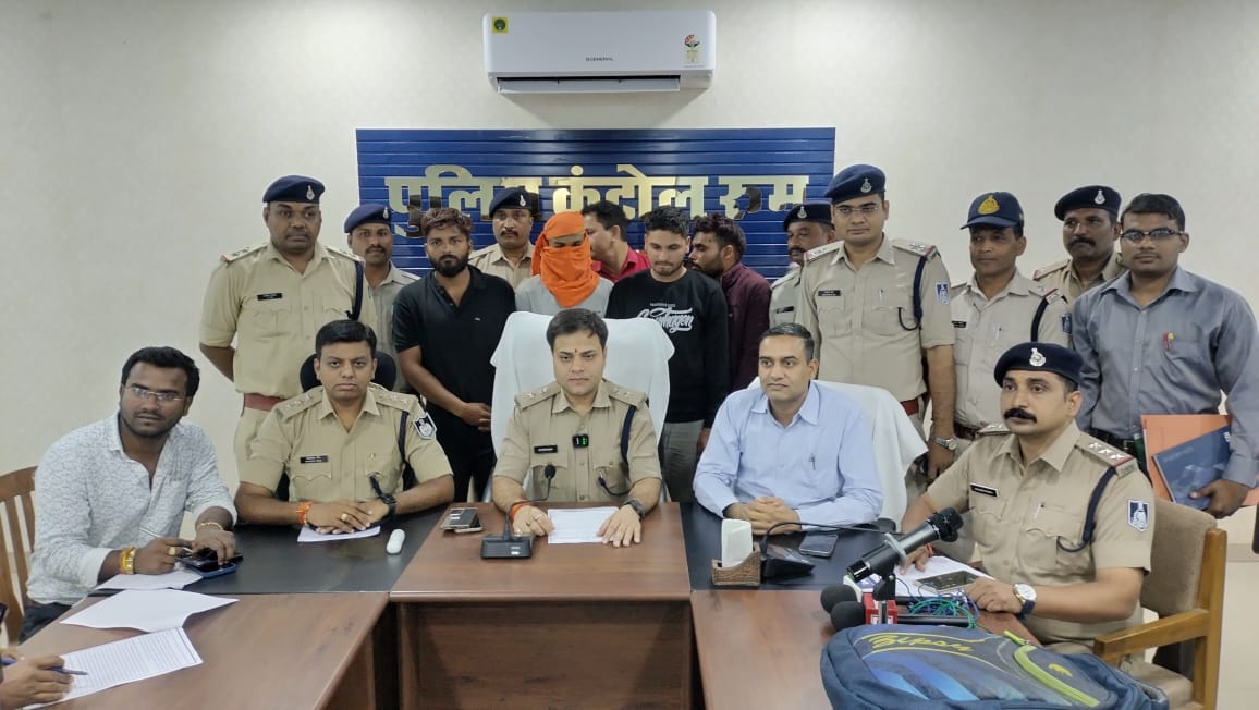 पत्नी से अवैध संबंधों के चलते की थी हत्या,स्लीमनाबाद पुलिस द्वारा सनसनी खेज अंधे हत्याकांड का एक सप्ताह के अंदर पर्दाफाश