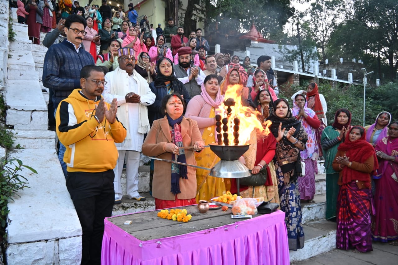 स्व-सहायता समूह की महिलाओं को तिल गुण देकर कटनी नगर निगम ने मनाया संक्रांति पर्व