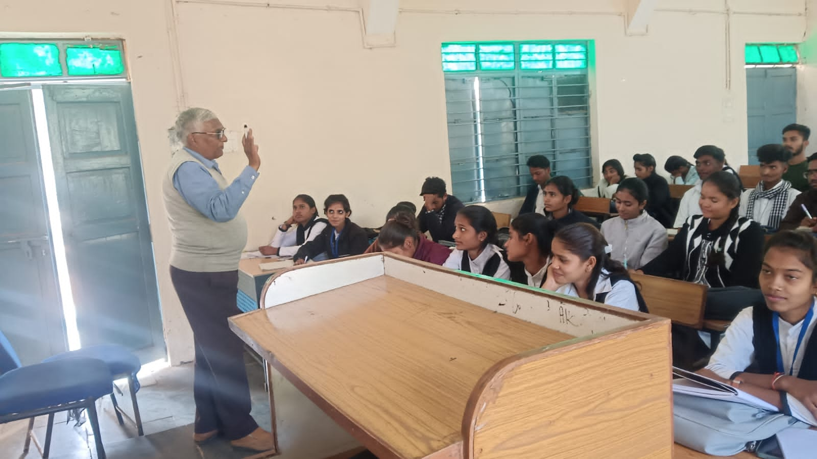 विद्यार्थियों को जैविक कीटनाशकों के निर्माण एवं फसलों में उपयोग का तकनीकी प्रशिक्षण दिया गया। 