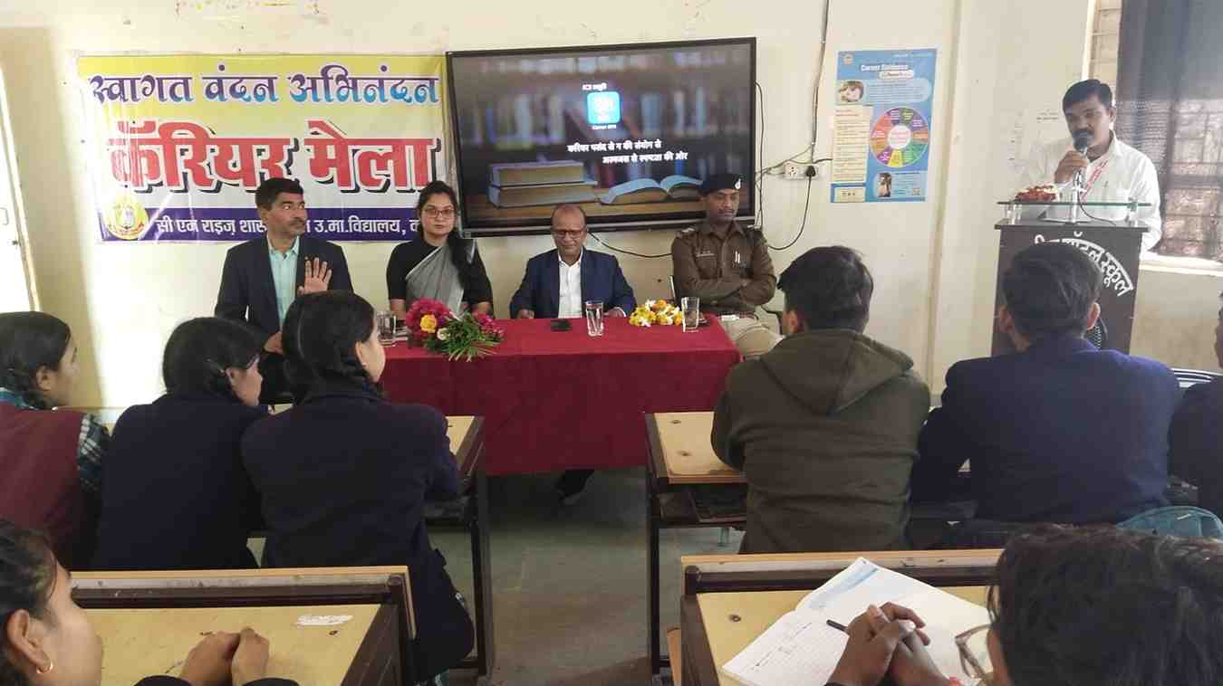 सी एम राइज स्कूल में साइबर जागरूकता, महिला सशक्तिकरण और बच्चो के अपराधों को लेकर पुलिस ने किया जागरूक