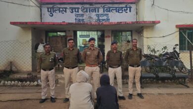 बिलहरी पुलिस द्वारा बका लहराकर आतंकित करने वाले दो लोगों को किया गिरफ्तार