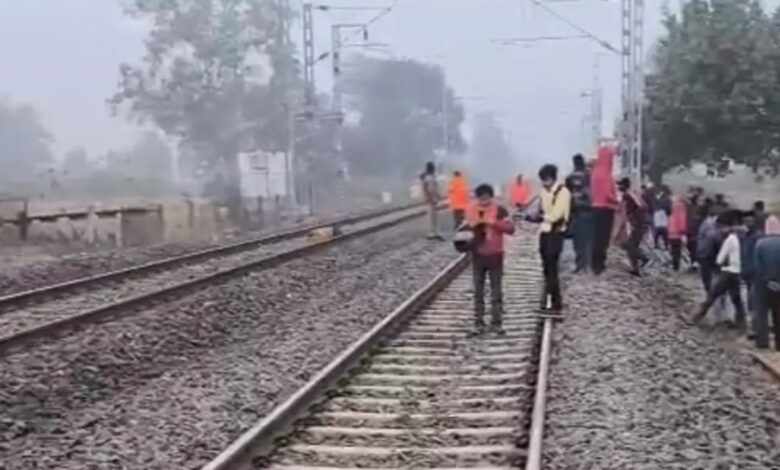हेडफोन बना काल: ट्रेन की चपेट में आने से 20 वर्षीय युवक की दर्दनाक मौत